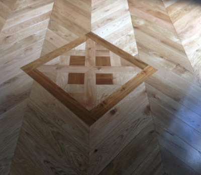 Posa e verniciatura parquet spinato in rovere